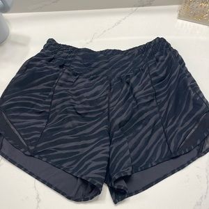 lululemon hotty hot black/grey 4’’ shorts